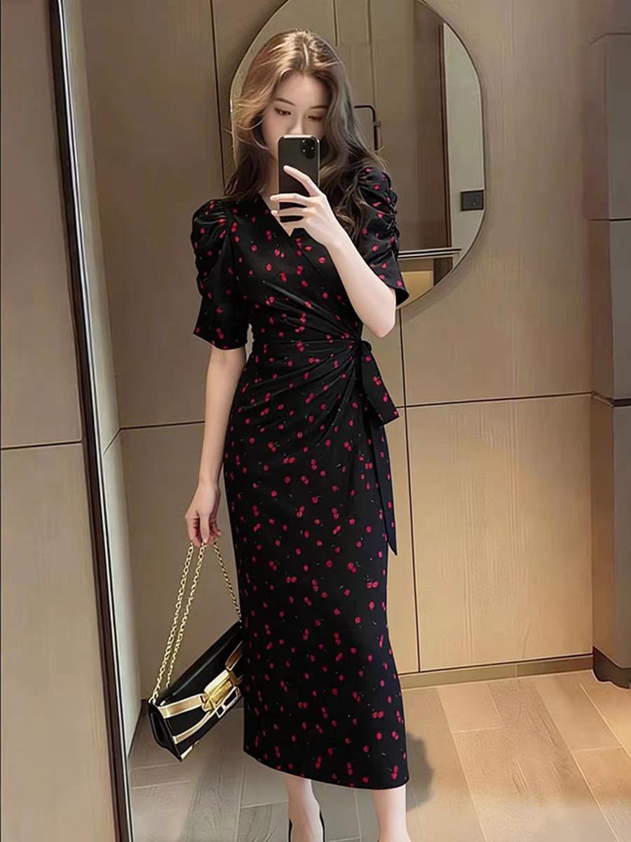 春季穿裙子，黑色碎花连衣裙绝对是yyds！它独特又漂亮，自带高级感。
我之前买过