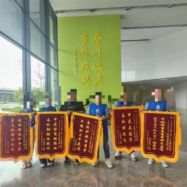 申花球迷给航司送锦旗去了，还对相关的几次航班写了感谢信，感谢航司的航班工作人员，