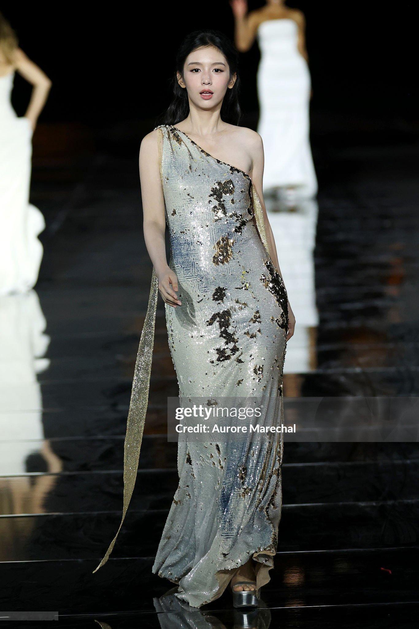 彩妆代言人周也亮相2026欧莱雅巴黎时装周大秀，Gettyimages生图依然无