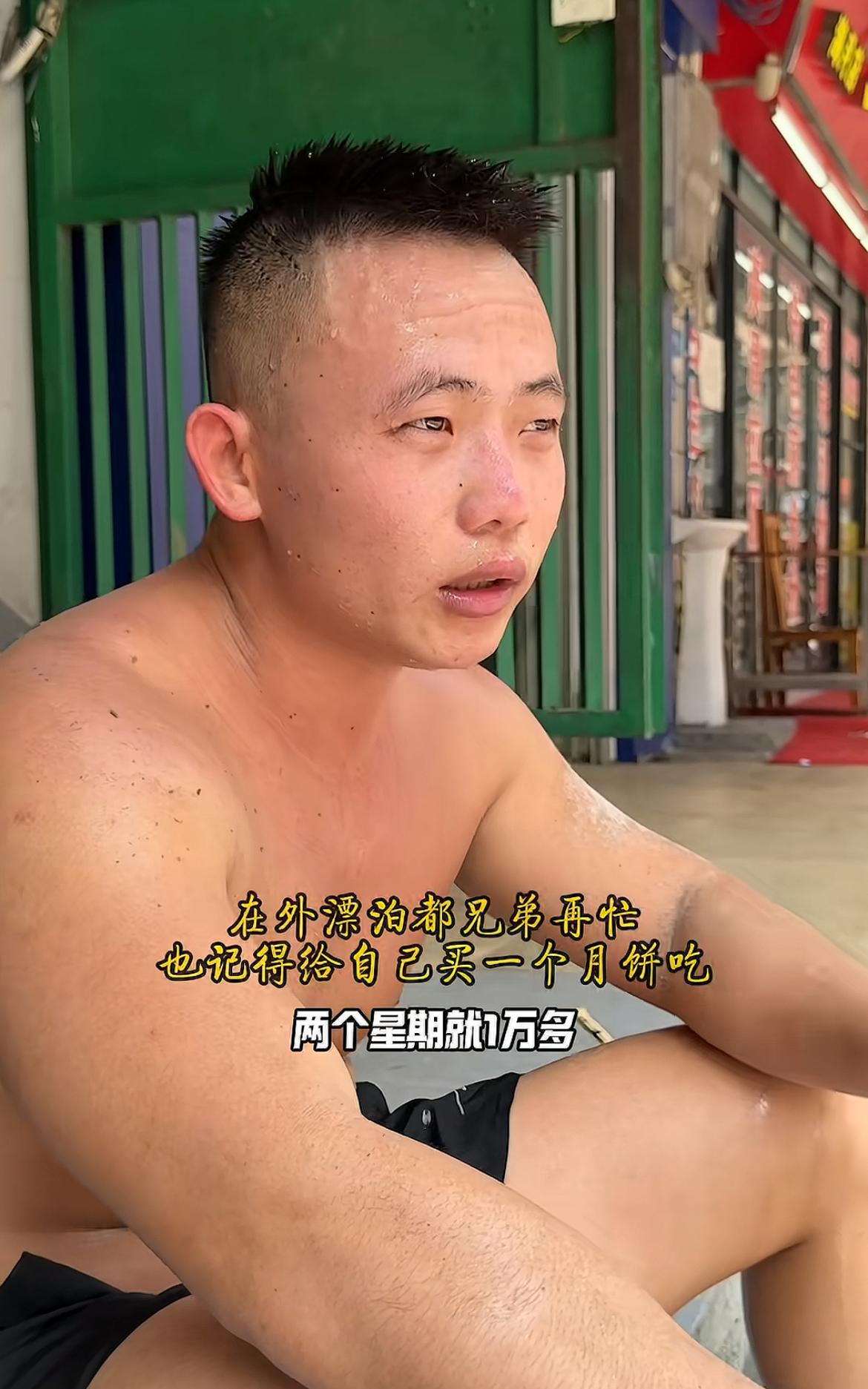 “扛楼战神”阿兴赚麻了？两个星期赚了10000多块。
不过细看其抗楼过程，真的不