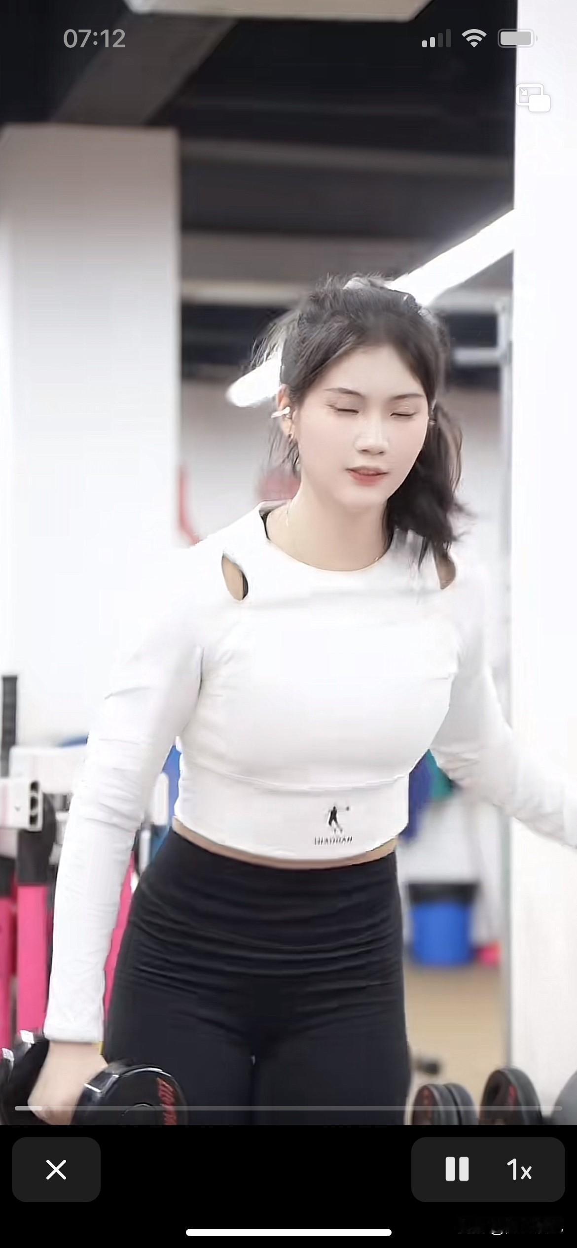 夏思凝什么时候比吴艳妮老师差了，年龄、身材、脸蛋都是出众的，除了成绩没有那么突出