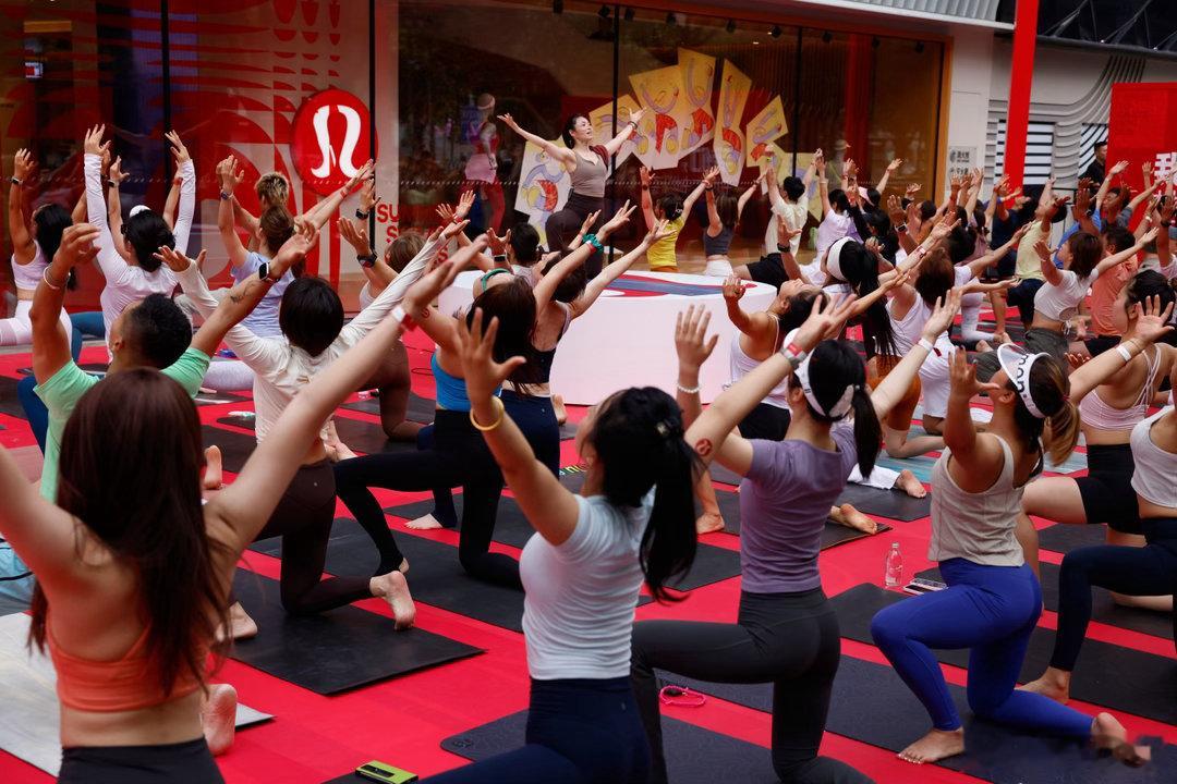 lululemon 周处除三害lulu好像很爱搞这种一群人做瑜伽的活动得亏人够多