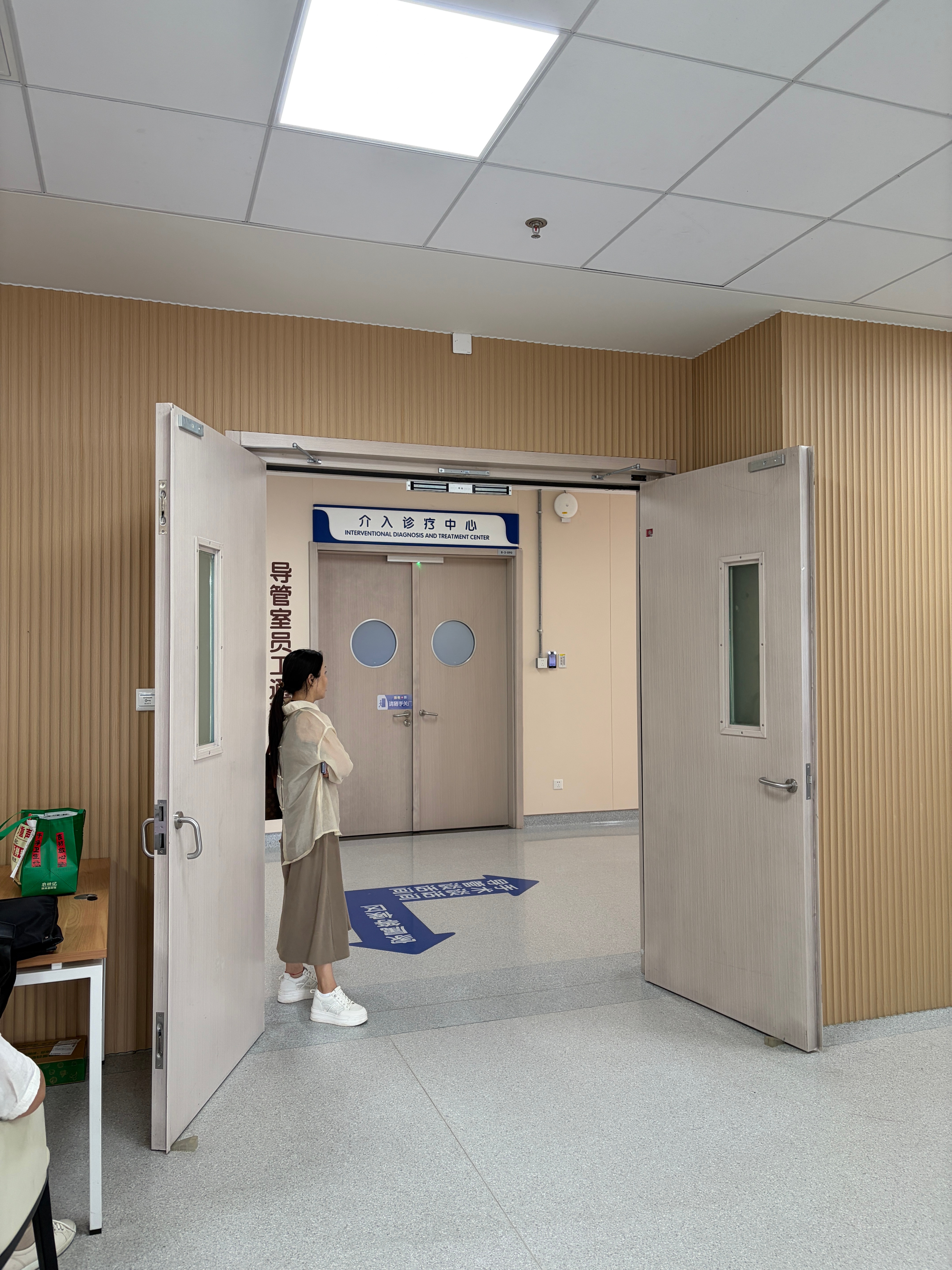 签了一大堆协议，然后目送家人进手术室。此时此刻啥也干不了，只能等着。没有什么时候
