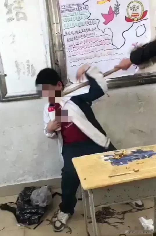 广东一学生在教室里被围殴后续，双方达成和解，一人赔偿一千元，学校赔偿两万，

2