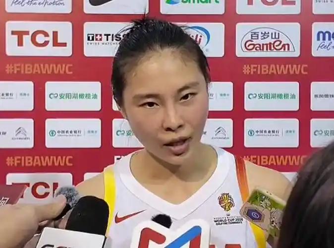 记者问王思雨，黄金一代只剩自己，会不会想念以前的队友？
 
王思雨表示，这是一个