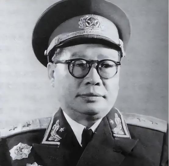 [浮云]1959年，有“贵州王”之称的王家烈来到北京参加会议，毛主席见到王家烈后