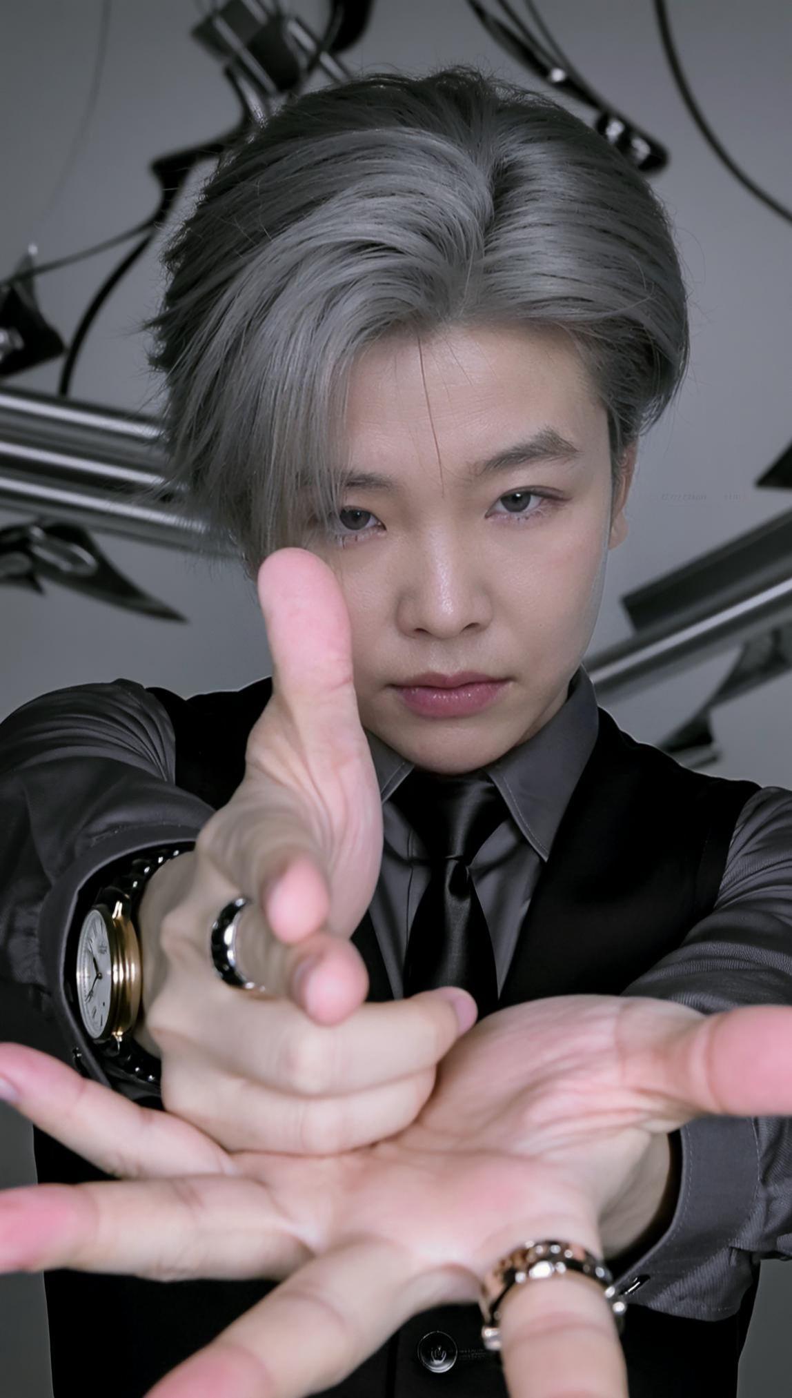 银发如霜，指尖轻抵镜头