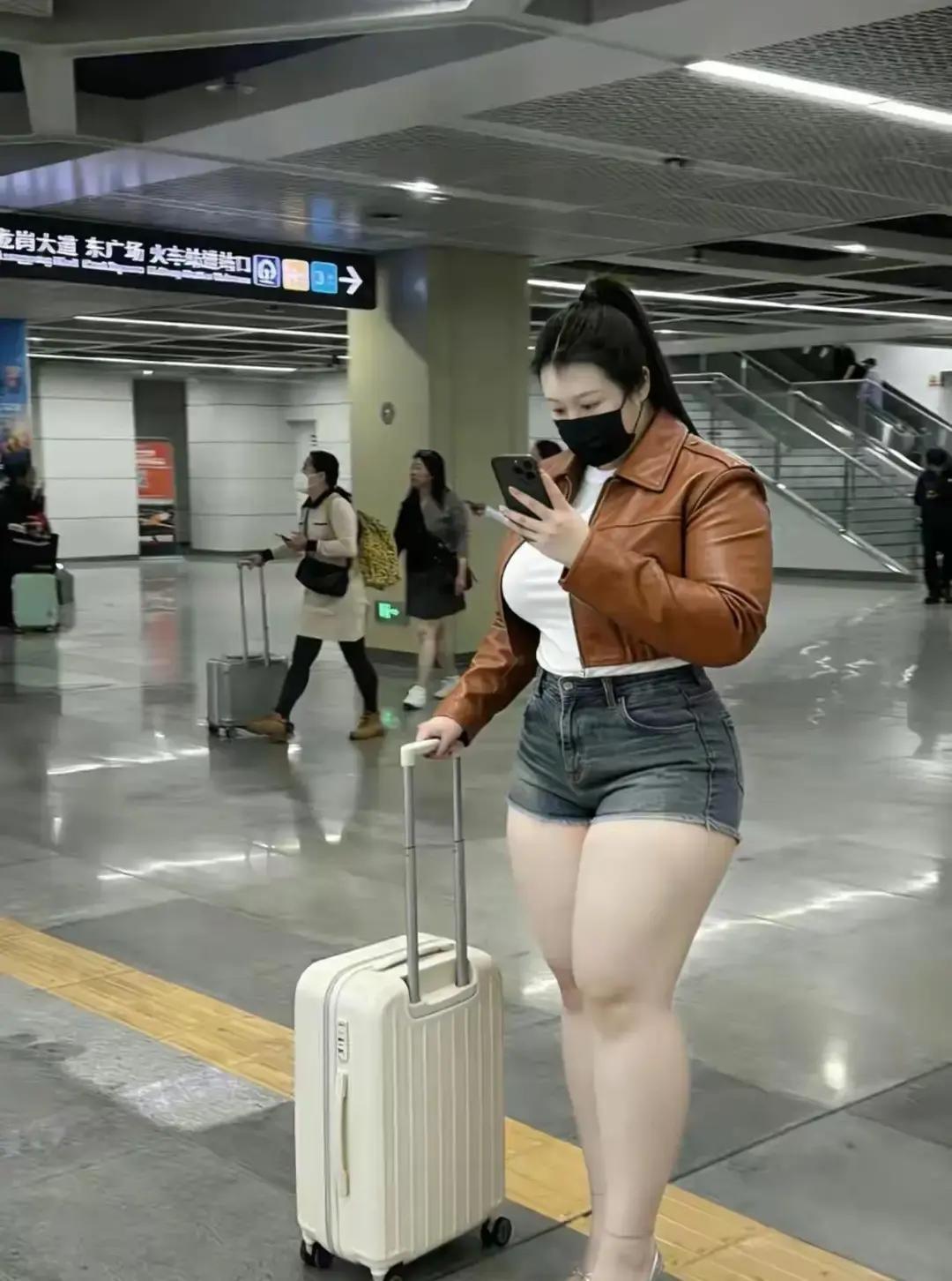 东航说要在2025年上线AR试衣，手机一点就能在登机前把衣服试好。
浦东机场和首