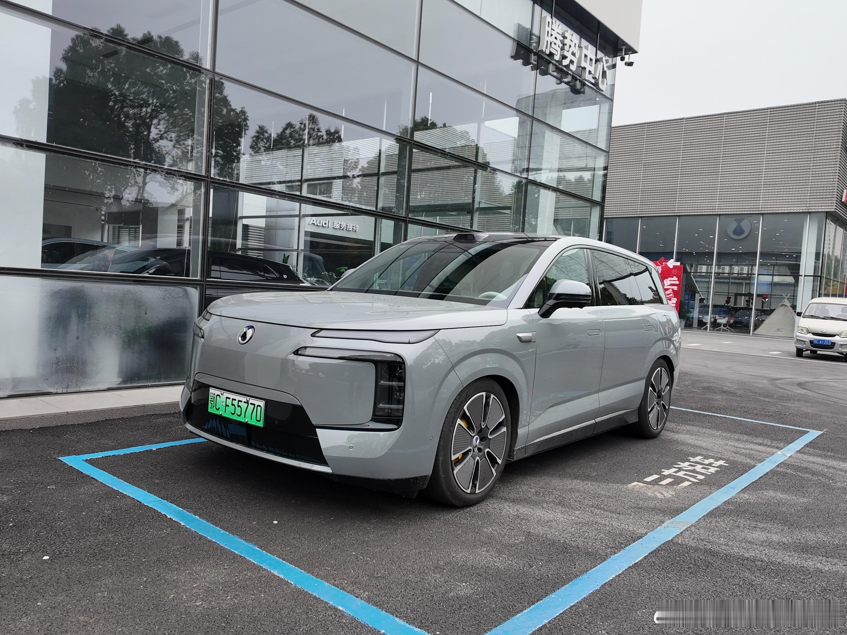 31号去市里的腾势中心试驾N8L，顺口问了销售这车的销售情况，结果挺意外——本店