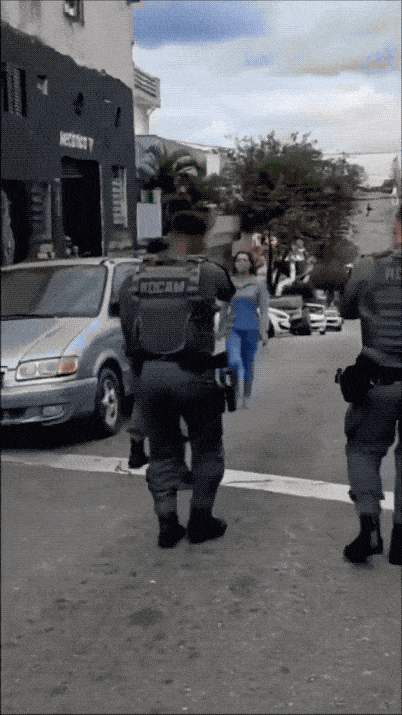 10月15日，巴西圣保罗街头，一名赤脚女子持刀缓步走向三名军警，多次警告无效后被
