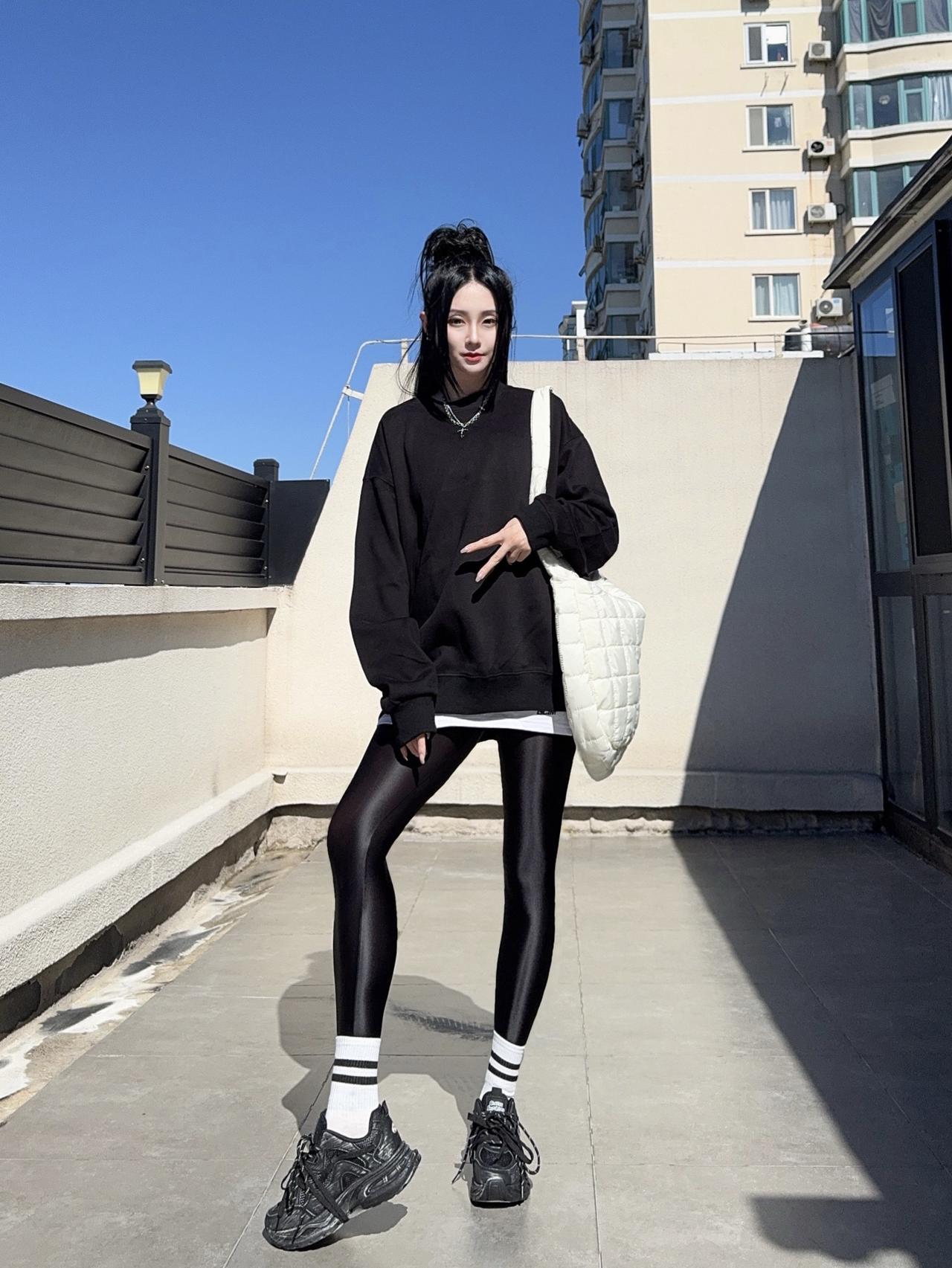 ootd穿搭  黑色系穿搭 光泽裤 健美裤穿搭