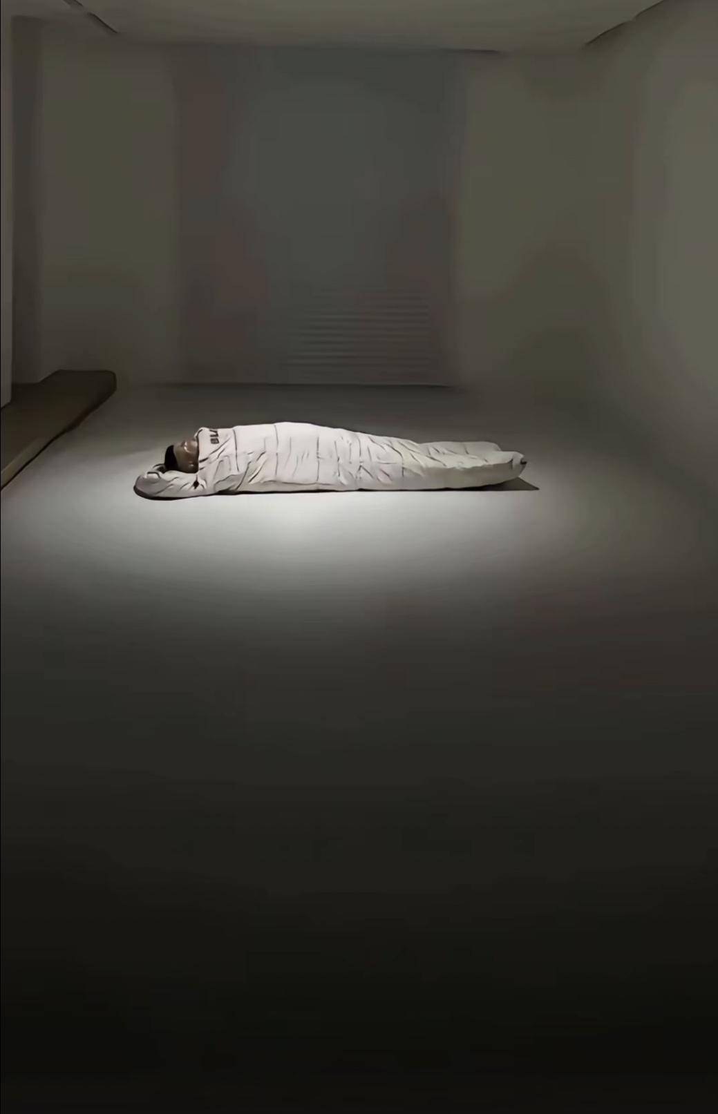 一定要少买东西，花钱买东西容易，东西变成钱就难了！这才是极简主义的生活，如果是一