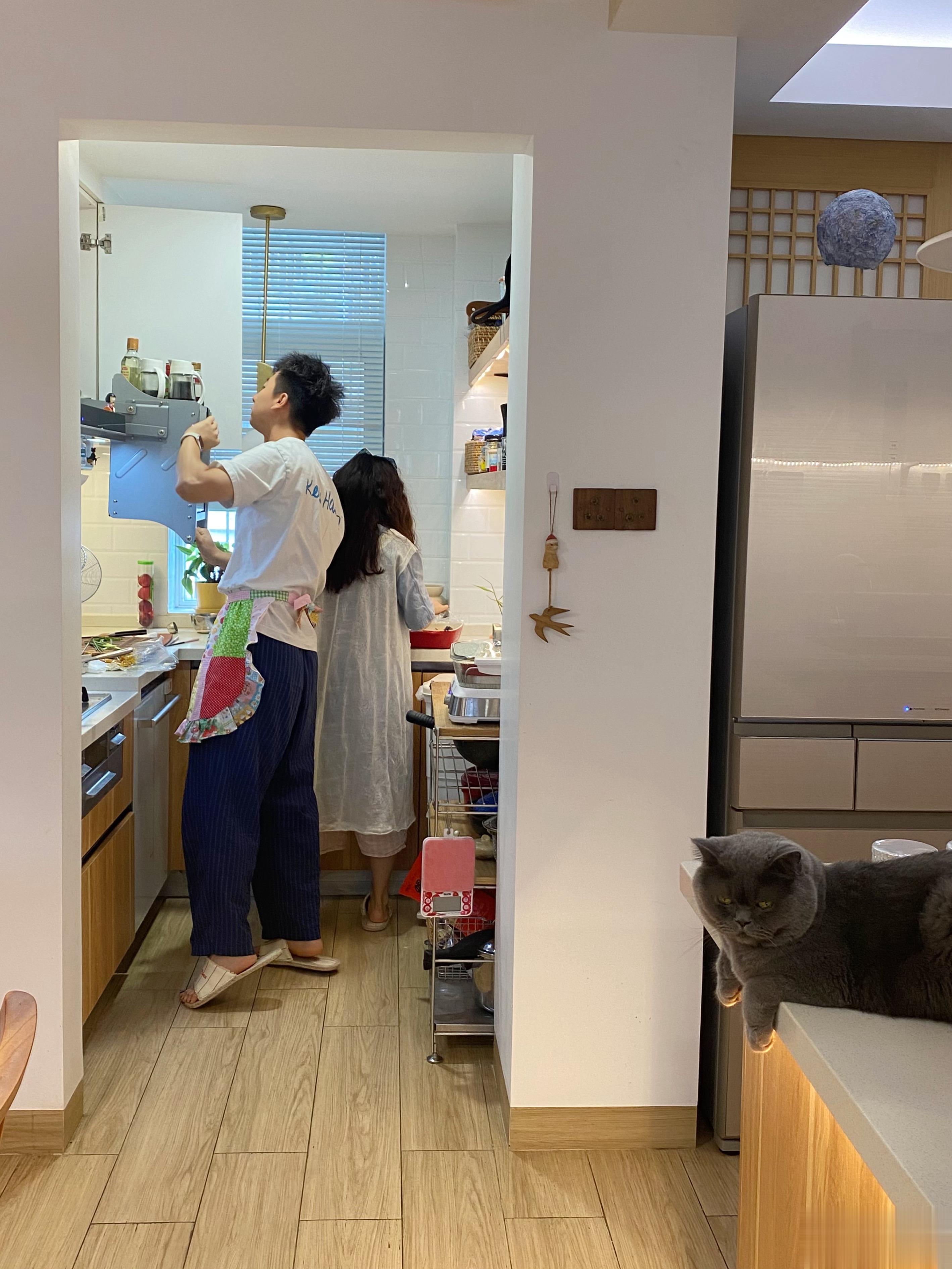  老客户叶子约我去她家拍摄今年份的写真。她说你就当作来做客，来我们家吃饭吧~感觉