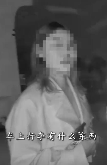 10月5日，重庆，女子假期想从重庆返回珠海，但没买到火车票，就在网上约了一辆顺风