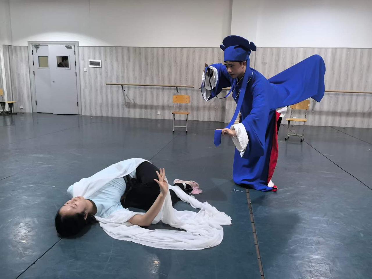 发蒙戏《放裴》排练花絮一一学生们近三个月的学习有了较明显的进步！继续加油。
图文