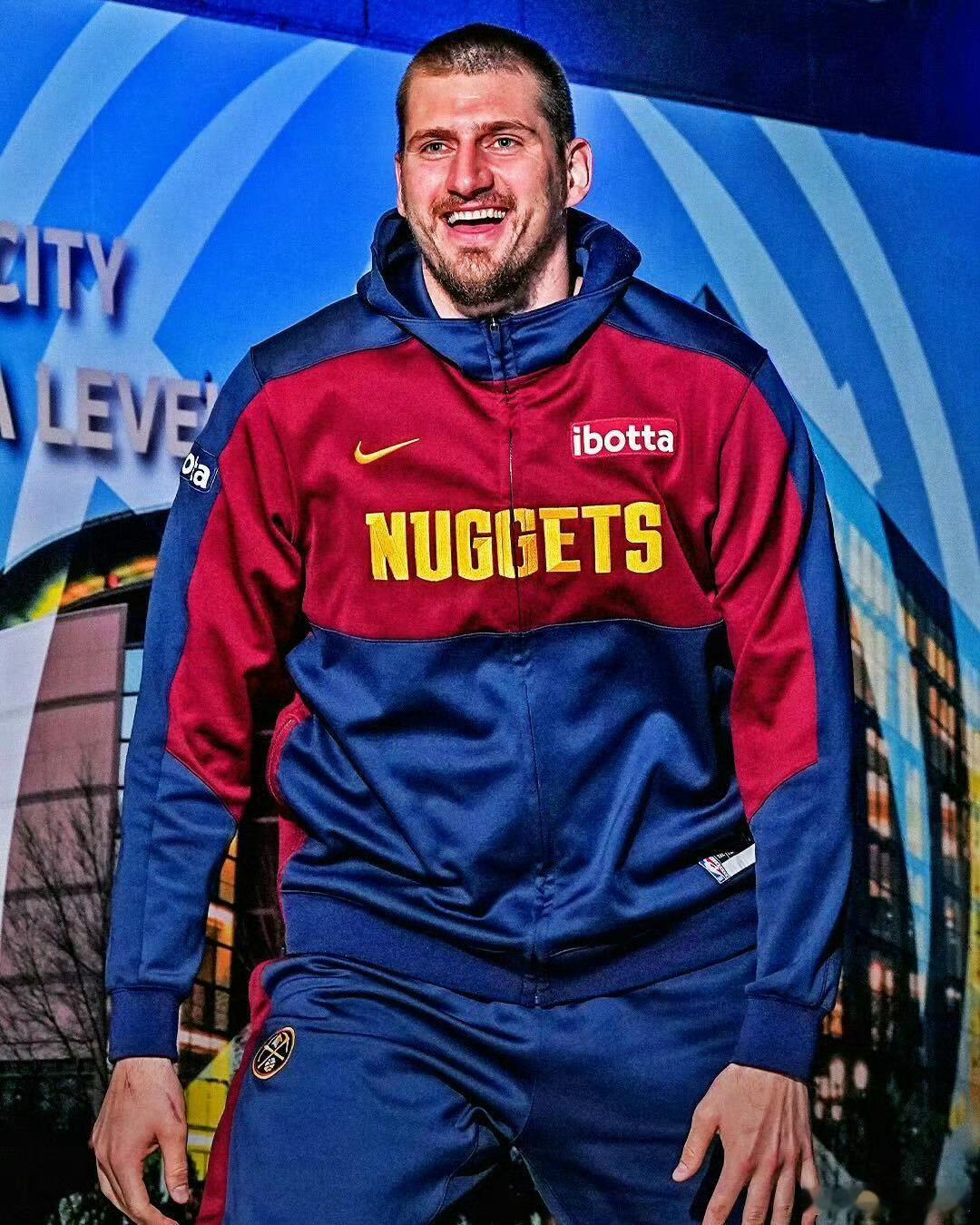 2025年NBA西部半决赛雷霆与掘金的前两场较量呈现戏剧性转折，双方战成1-1平