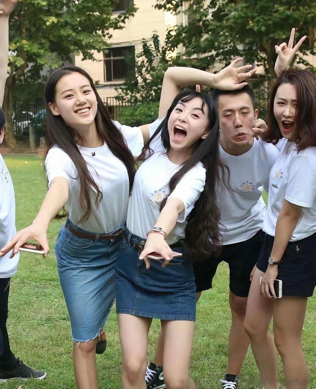 田曦薇早年同学团建旧照被曝。当时她还没走红，跟同学们凑一块儿闹着玩，没镜头包装，