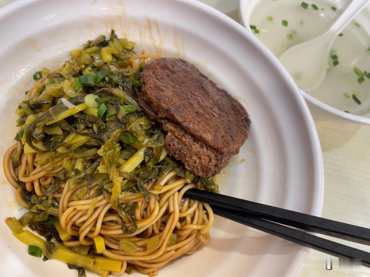 早安！早餐！
中式早餐
天气变冷，一碗拌面，一杯豆浆，一个苹果，温暖又满足。
随