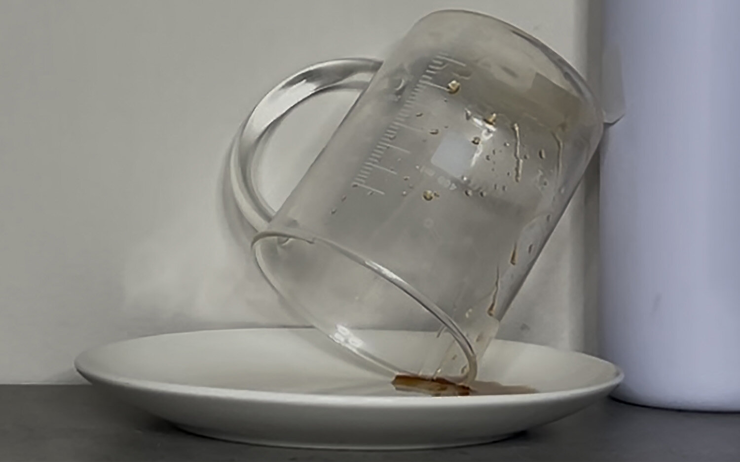 倒蚝油倒到最后，瓶子斜举在半空，一滴、两滴、三滴…… 可总感觉还有最后一滴，迟迟