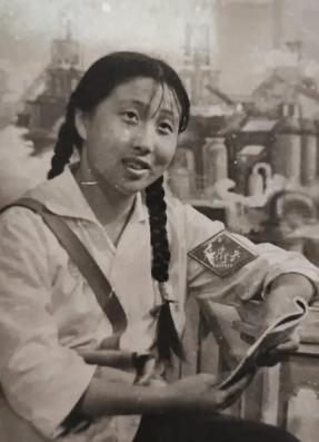 1970年，上海女知青被贬东北林场，场长侄子半夜敲门逼迫，4年后她反手拿出一纸调