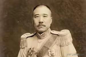 张宗昌一日回家四个姨太太在打牌，女人一见张宗昌回来了，都不约而同的围在张宗昌身边