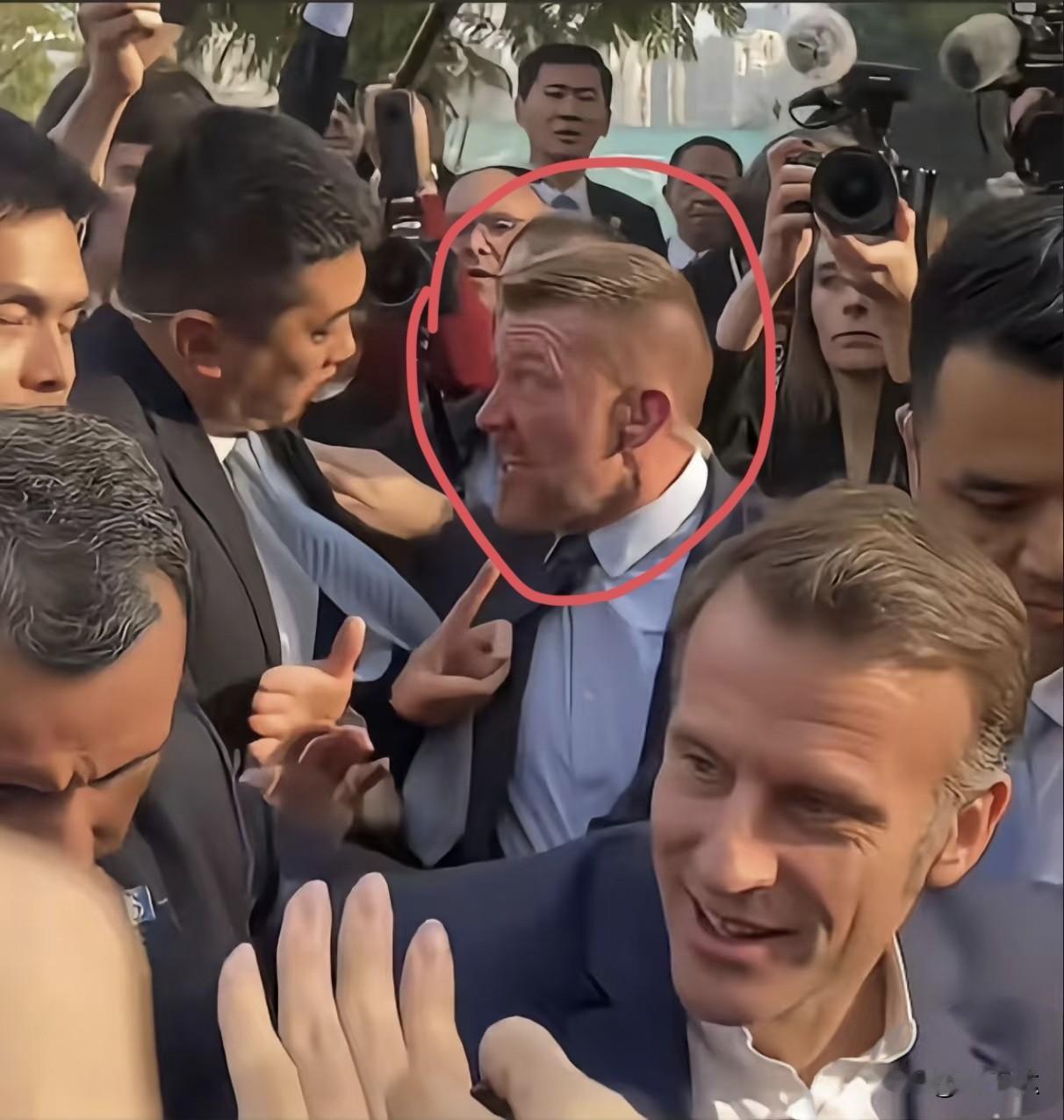 马老板在成都玩得这么嗨，
后面保镖的脚是让人踩了吗[大笑]

其实也不怪马老板保