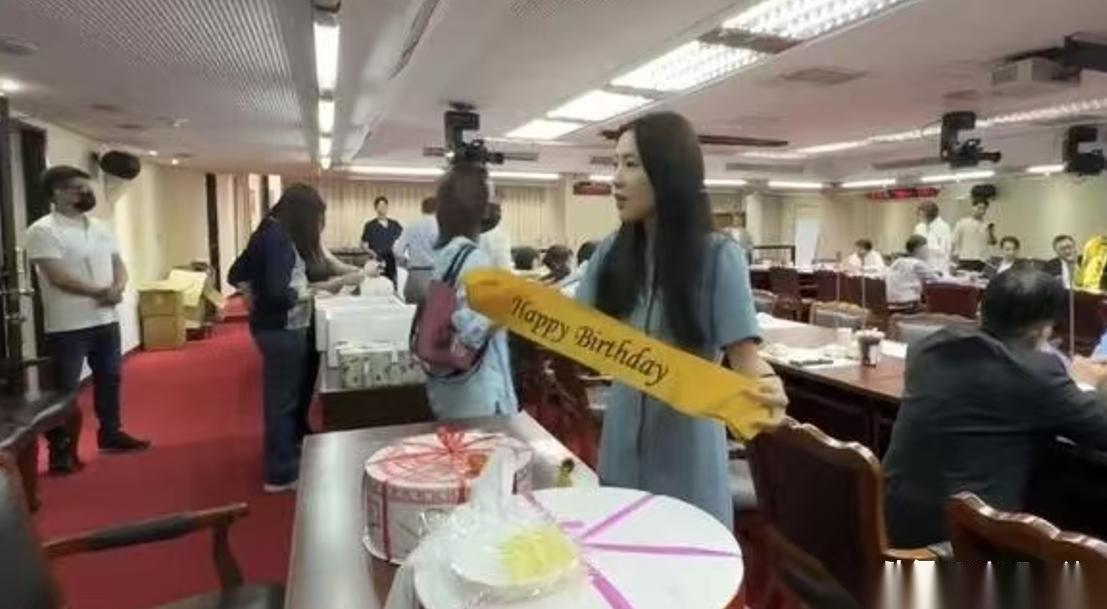傅崐萁庆64岁生日！蓝委送大蛋糕祝“最强总召生日快乐” 国民党团内部这一幕，看着