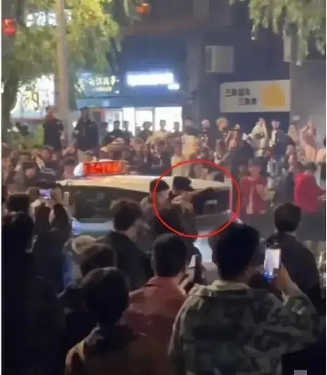 话说济南解放阁前那群“鬼火少年”，飙车、燃放烟花、跳舞，简直跟玩儿似的，还真是把