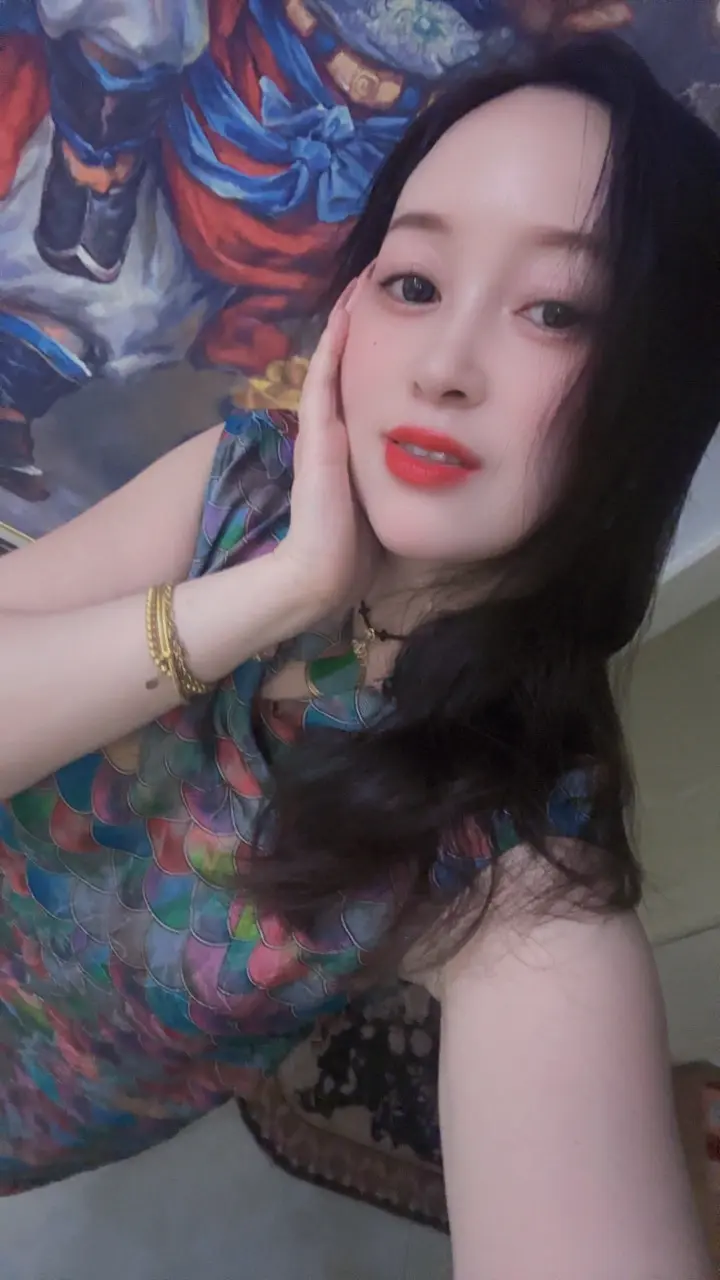 时间把往事酿成清粥，淡了味道，却暖了指尖的月光。