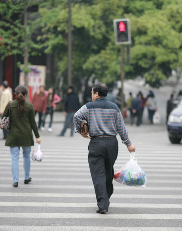 行人闯红灯被撞,责任如何划分? 行人闯红灯被撞，责任划分得具体情况具体分析。如果