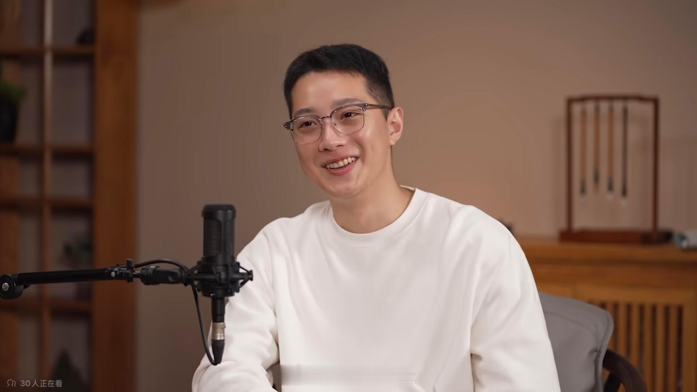 赖冠霖退圈的原因看完这段对话才明白，聚光灯看着耀眼，但对他来说是沉甸甸的负担，不