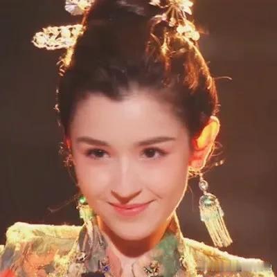 惊鸿一舞，飞天流芳。看哈妮克孜的飞天舞蹈，惊为天人，美轮美奂。哈妮的五官立体，精