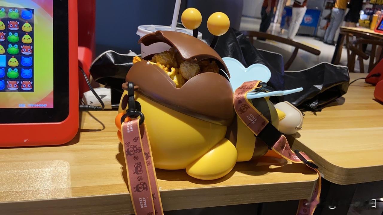 昨晚跟我妈吐槽工作累，顺口说“最近有点emo”。她端着水杯过来，一脸认真：“啥摸