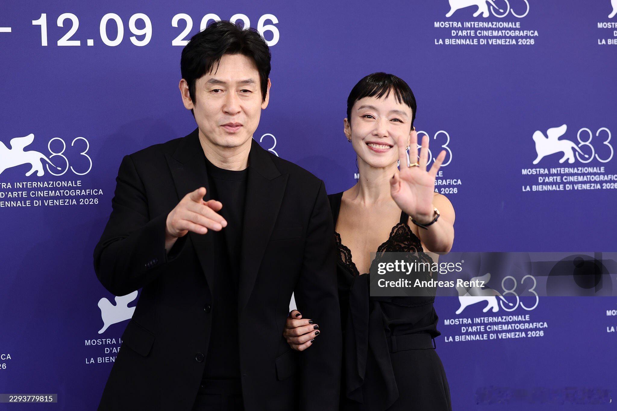 《可能的爱情》威尼斯电影节发布会前photo call，主创薛景求、全度妍、赵寅