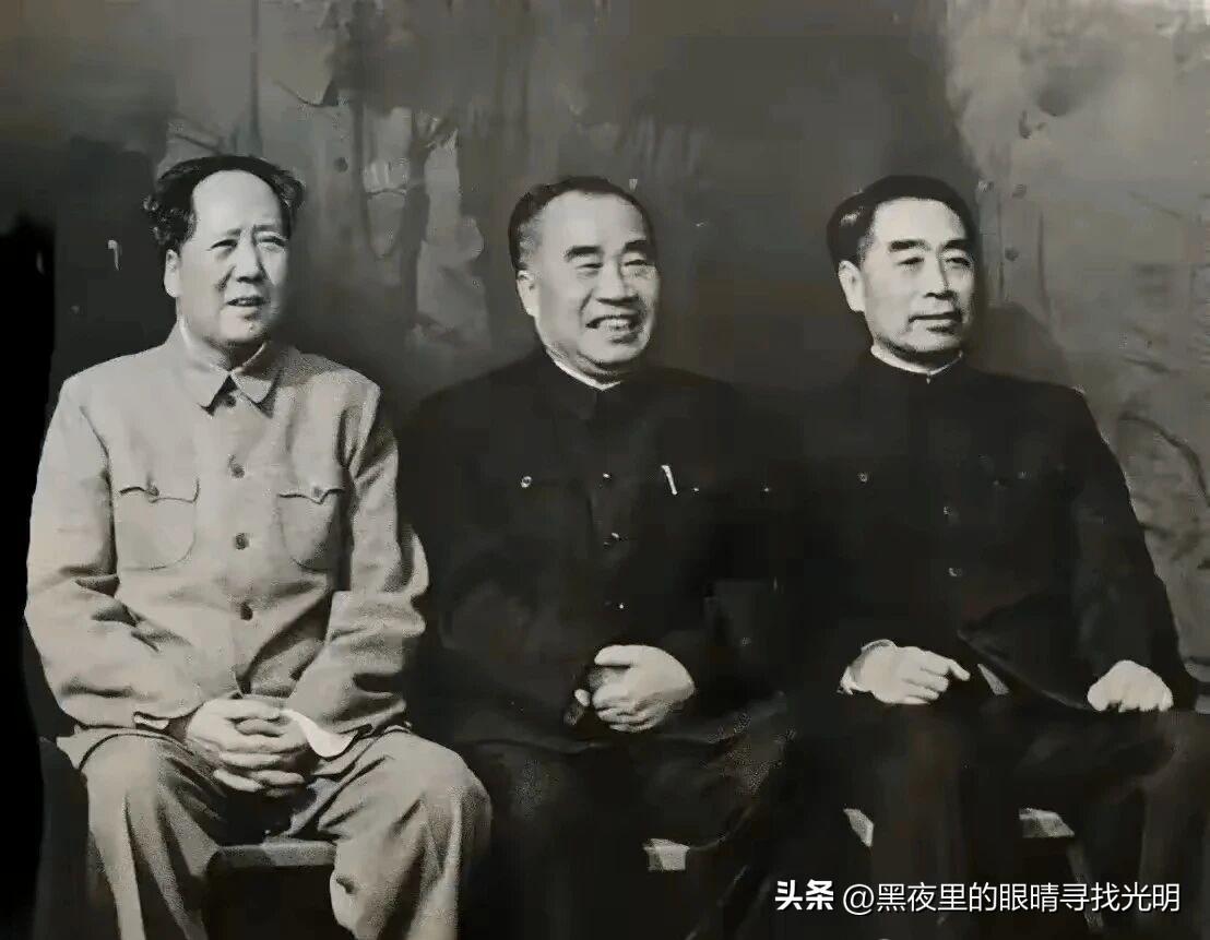 毛、朱、周三大伟人最潇洒、最漂亮的一张合照！

我手里，握有毛主席、朱老总与周总