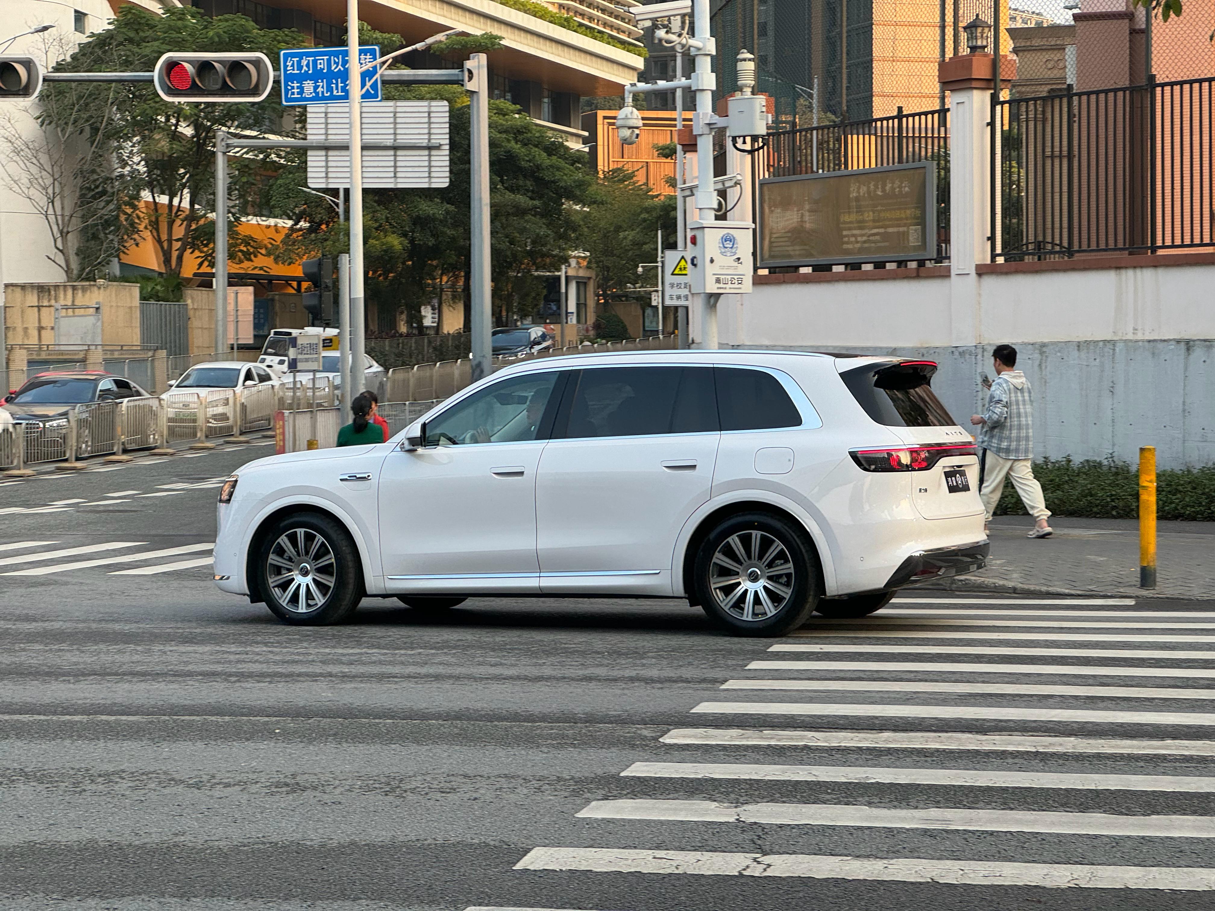 问界 M8 在深圳真的快成“街车”了，出来几分钟遇到了四台。PS：白色问界 M8