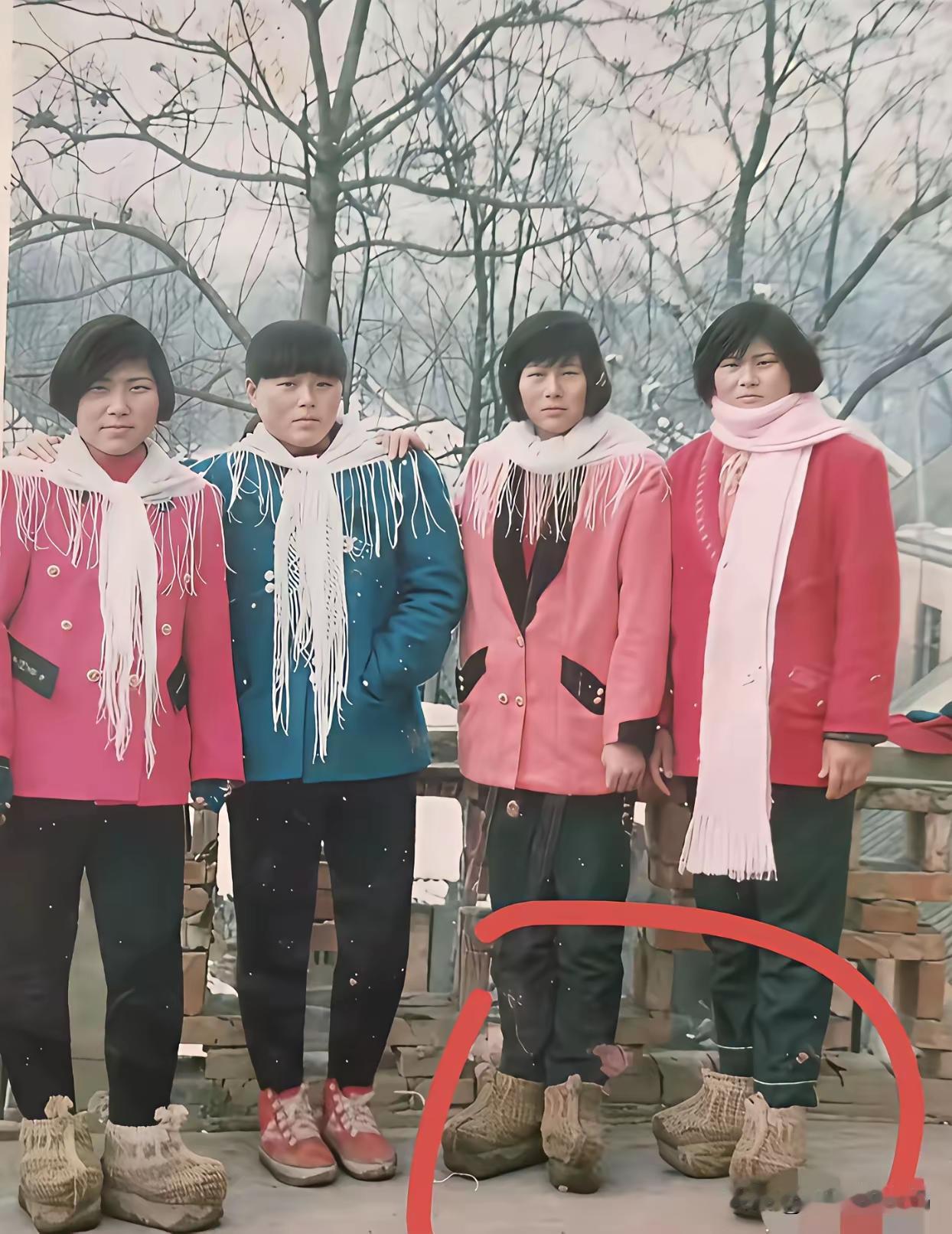 八零后的回忆呀
清一色白围巾
剪学生头型
穿呢子褂子
这身打扮在那个年代也很流行