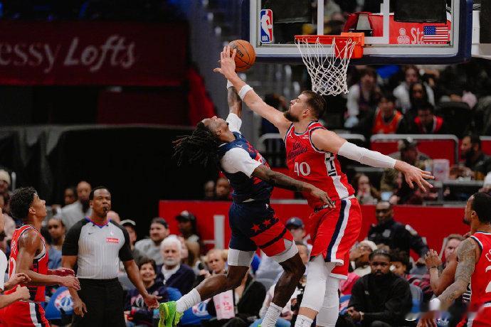 苦苦支撑！快船险胜奇才 哈登最后时刻2罚不中，所幸又捡到了前场篮板，然后再2罚全