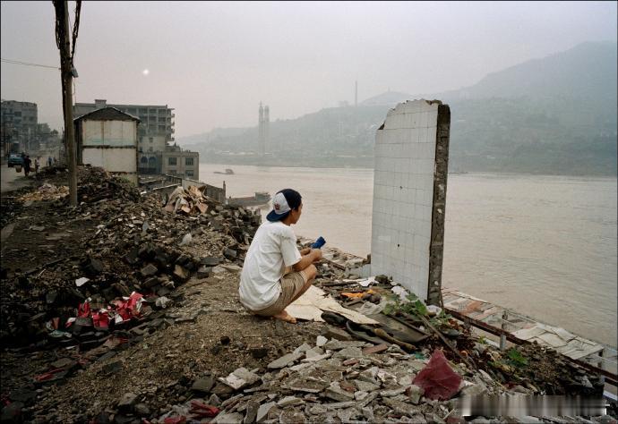 2002年，重庆万县老城区即将作为三峡水库蓄水区被淹没，一位少年坐在江边若有所思