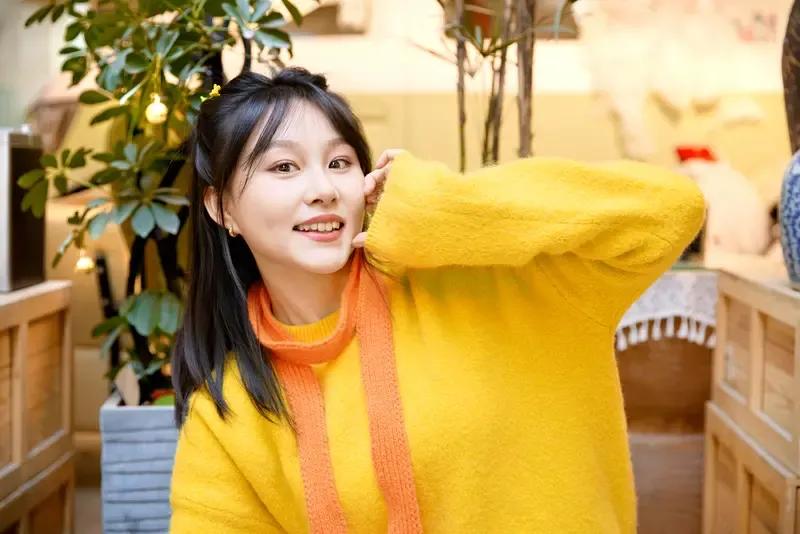 面对当下的社会生活压力，确实有少数年轻人选择不结婚。尽管我们的国家日益强大、繁荣