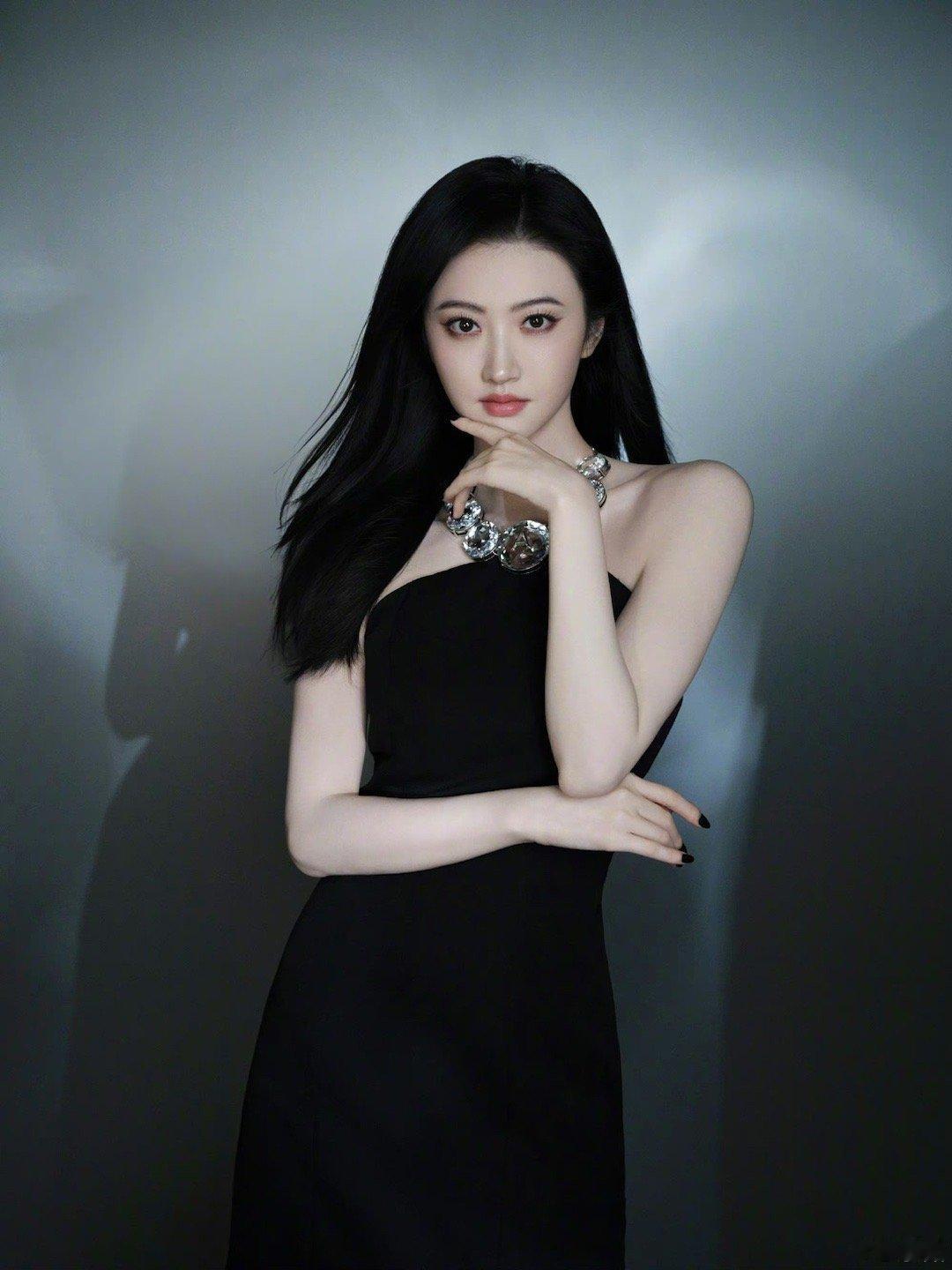 #景甜冷艳风#景甜全黑造型泰酷辣，妥妥的冷艳美女，期待姐姐的四海重明[羞嗒嗒] 