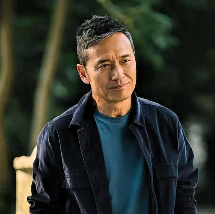 现在全网最伤心的人，估计就是苗侨伟了
 
四十多年的老伙计许绍雄，慢慢走远了。这