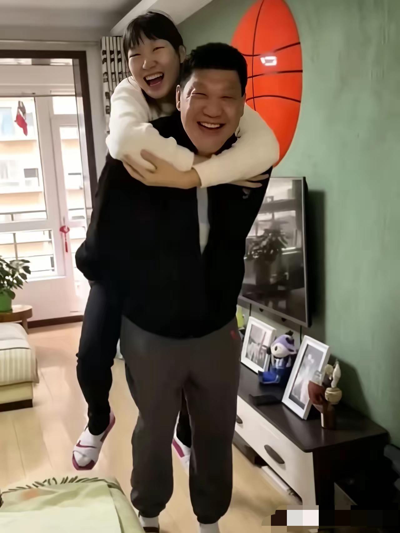 两米多高的韩旭，在外是赛场上的猛将，褪去赛场之上的锋芒，回到家中她依旧会趴在父亲