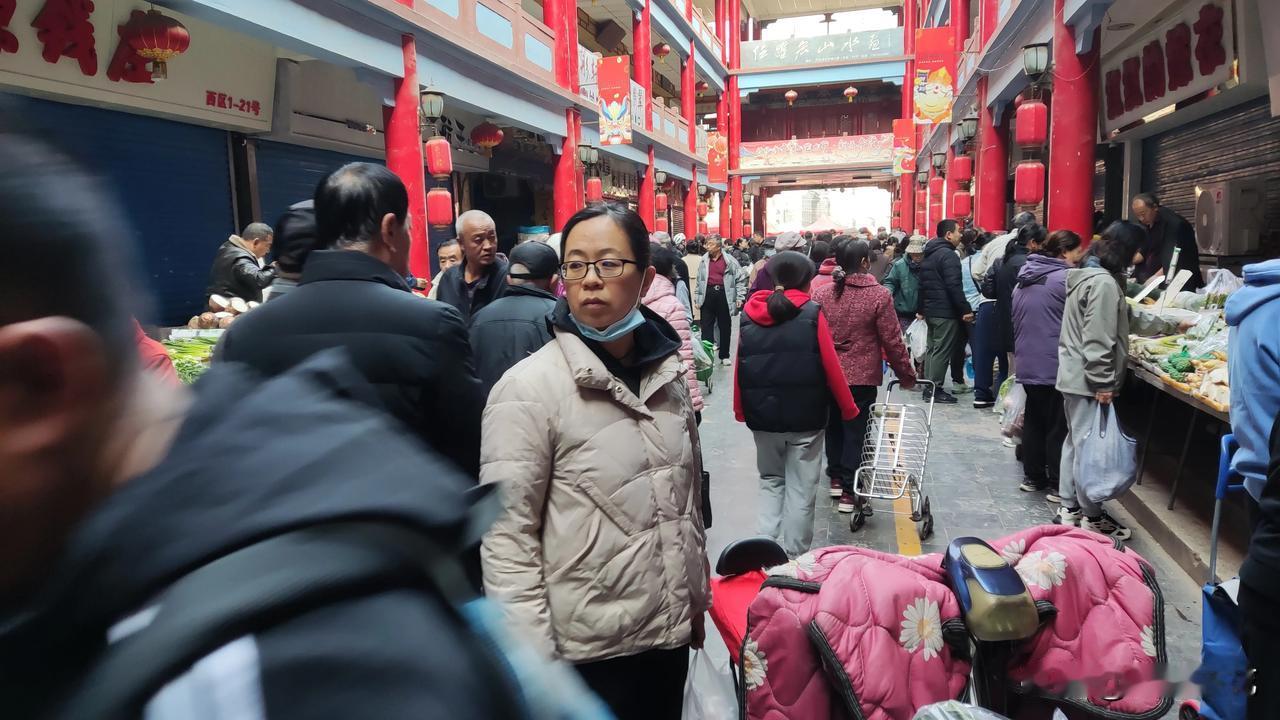 大家看到的古色古香古风古韵的这个早市是哪里呢？谁也不会想到。
在这样一个地方，竟