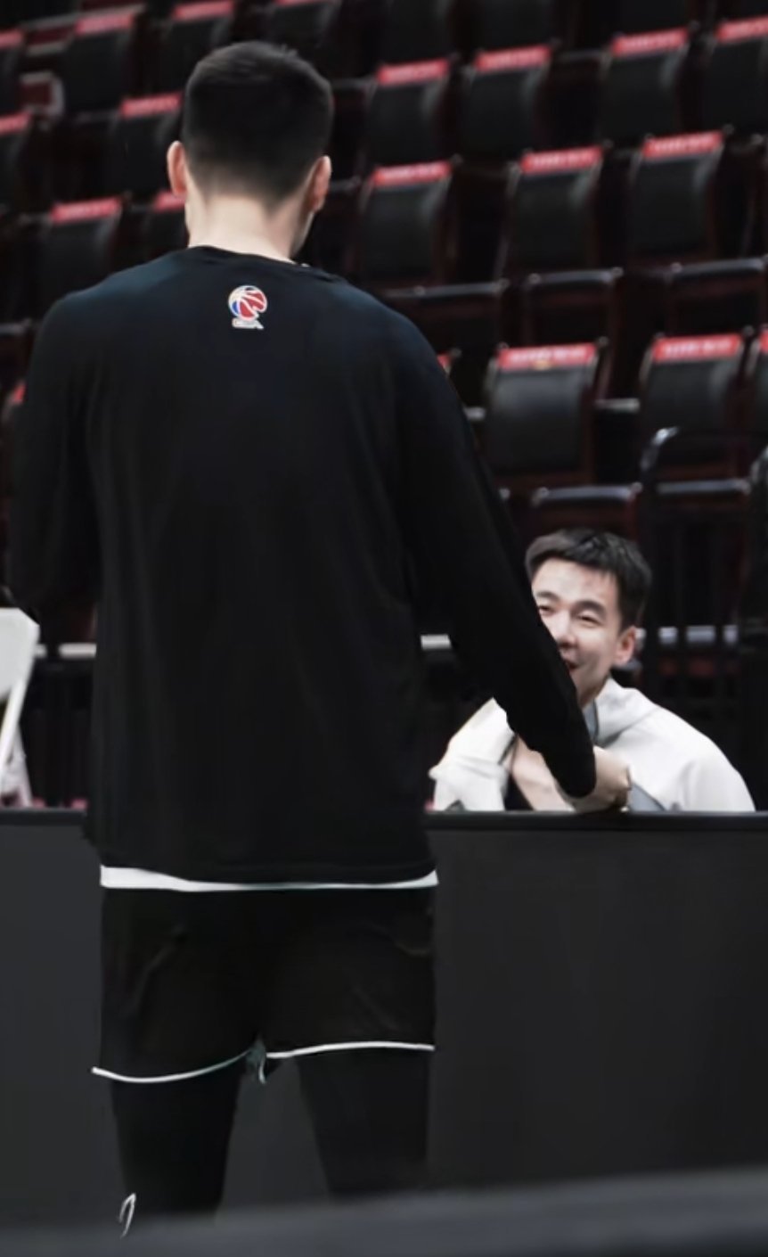 一些所谓辽篮自媒体，别一天天乱比比。郭昊文问大牙，你不是传闻离队了嘛？辽宁男篮