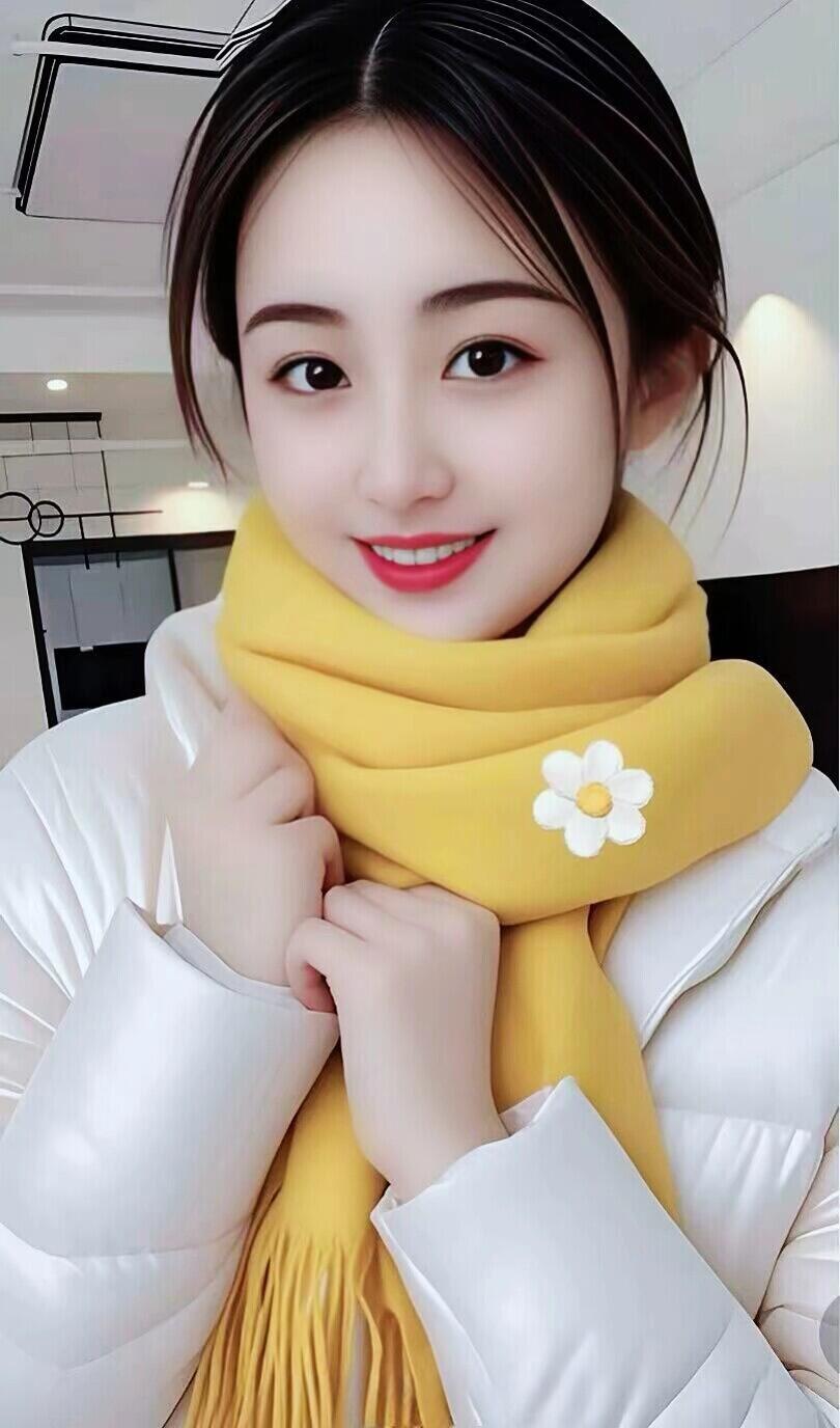 冬日暖阳下，甜美笑容绽放在黄色围巾上🌞🌼