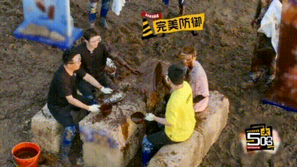 鹿晗对陈赫鼓励教育哈哈哈哈哈五哈回看这段游戏片段细节满满，第一次挡泥只是勉强护住
