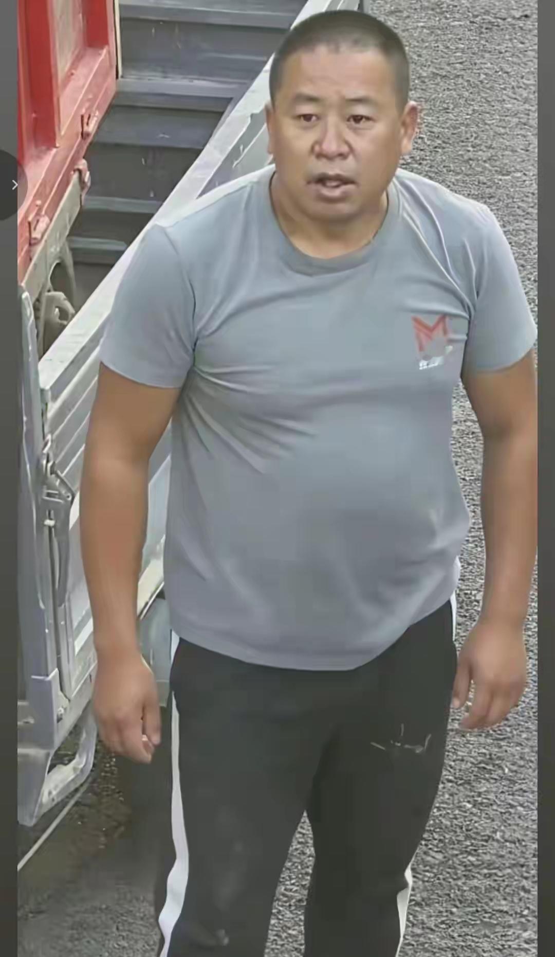 夏付钢还在逃，

没被抓住，

我有一个疑问，

他今年已经51了，从照片上来看