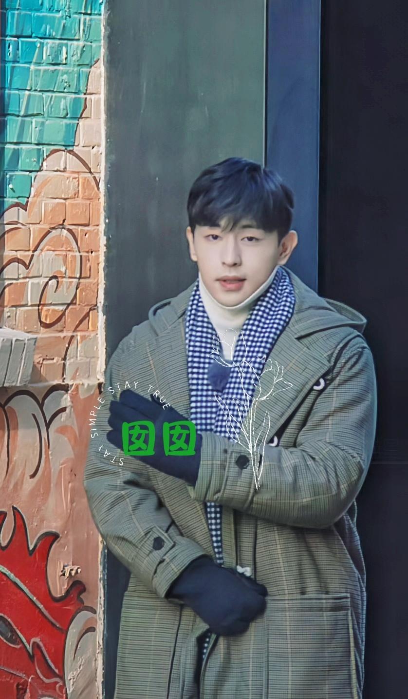 邓伦 一整夜都在798追你，好累早上好我的心肝儿 ​​​