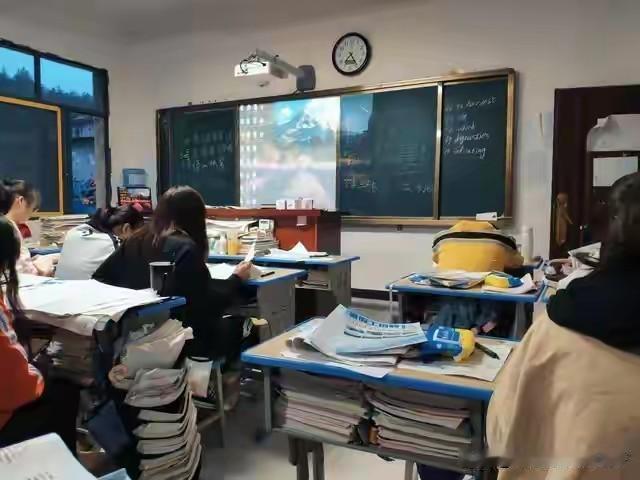 你身边有没有这样的孩子，小学时候一点也不用心，成绩班级十名左右，不算差但也不那么